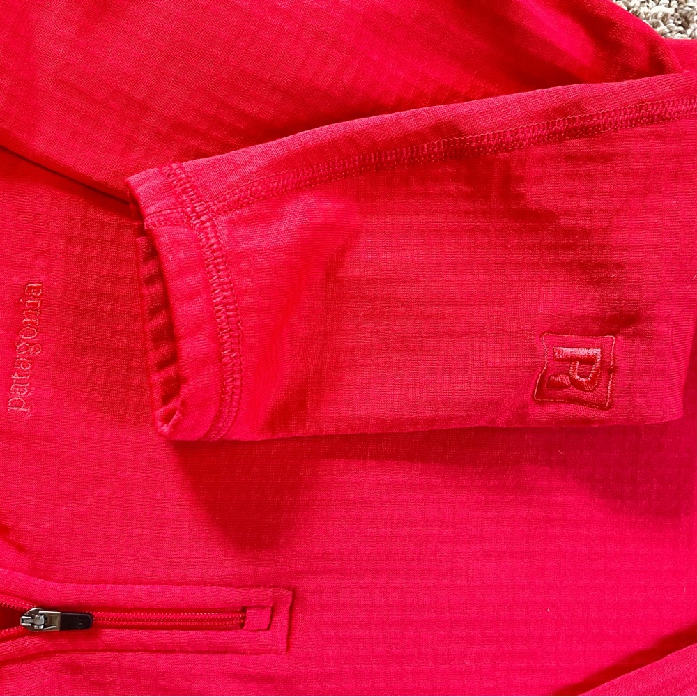 Patagonia Women's Half-Zip R1 Pullover in Hot Pink - Picture 4 of 5